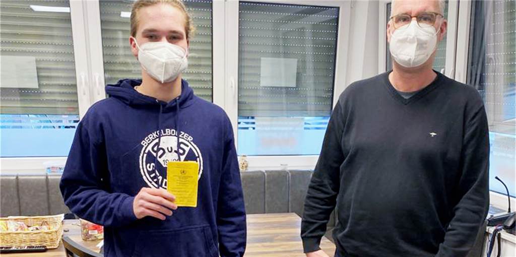 Über 600 Jugendliche kamen zur Impfung: „Ego-Trips sind nicht angesagt“ Vater und Sohn: Oberarzt Dr. Udo Tenbrink (r.), war Ärztlicher Leiter der Aktion und ist zugleich aktiver Impfpate. Sohn Johannes Tenbrink (l.) hat wie viele andere Jugendtrainerinnen und -trainer dazu beigetragen, dass an Sonntag über 600 Jugendliche zur Impfaktion kamen.