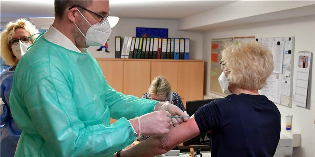 Ärzteschaft in Lünen fühlt sich bedroht durch Briefe von Impfgegnern Das Archivbild zeigt Dr. Arne Krüger, Vorsitzender des Lüner Ärztevereins, beim Impfen.