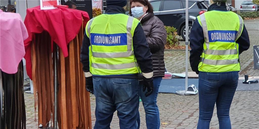 Corona-Verstöße: Zahlen des Heeker Ordnungsamtes überraschen Die Mitarbeiter des Heeker Ordnungsamtes zeigten 2021 viel Präsenz auf den Straßen – hier auf dem Clemensmarkt im November.