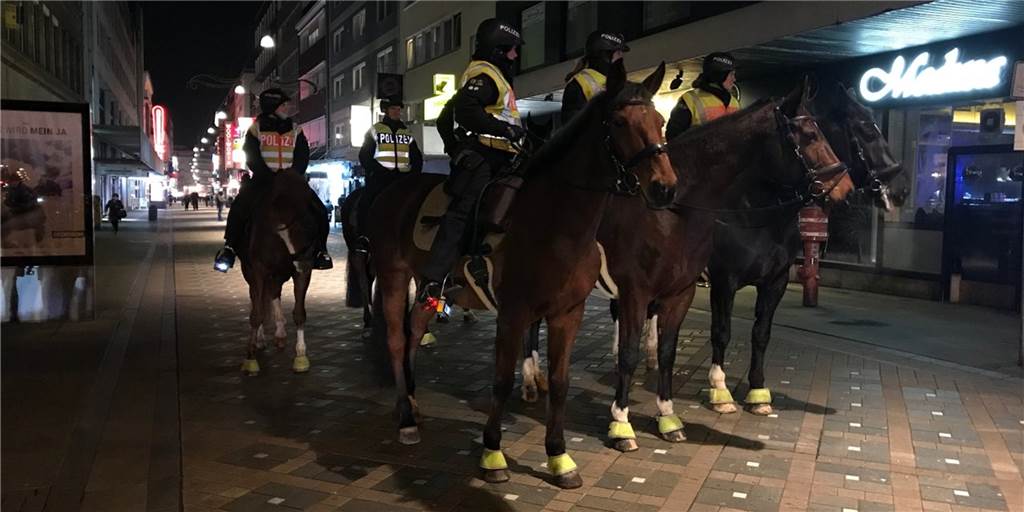 Re-Live: Querdenken-Demo und Gegenprotest am Montagabend in Dortmund Die Polizei war mit Pferden unterwegs - unter anderem auf dem Westenhellweg.