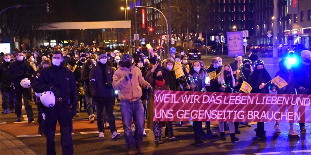 Querdenken-Demo und Gegenprotest: „Nazis raus“-Rufe auf beiden Seiten Zwischen 700 und 800 Personen nahmen an der Querdenken-Demo in der Dortmunder Innenstadt teil.