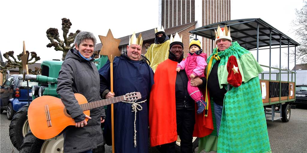 Bei der Sternsinger-Aktion mit Trecker in Wethmar waren dabei: (v.l.) Jutta Beese, Markus Heimken, Dirk Ebbinghaus mit Frieda, Andreas Kroll und am Steuer Tim Kroll.