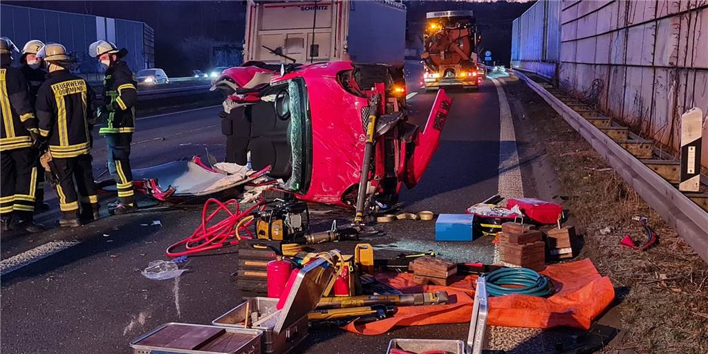 Auto überschlägt sich auf der B236 - zeitweise massiver Stau Die Feuerwehr hat die eingeklemmte Frau aus dem Auto befreit.