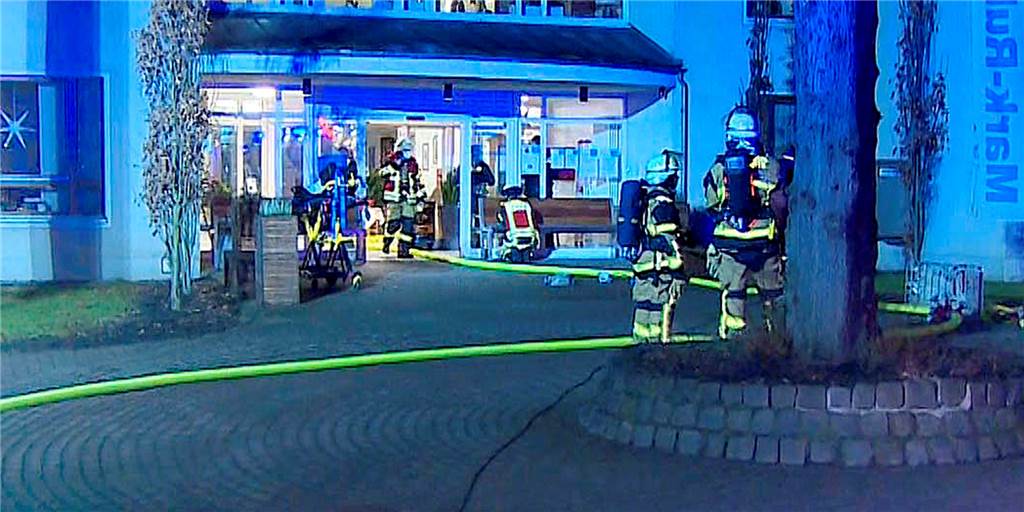 Brand im Seniorenheim: Sicherheitssysteme verhinderten Schlimmeres Mit einem Großaufgebot an Rettungskräften war die Feuerwehr in der Nacht zu Samstag zum Klara-Röhrscheidt-Haus ausgerückt.