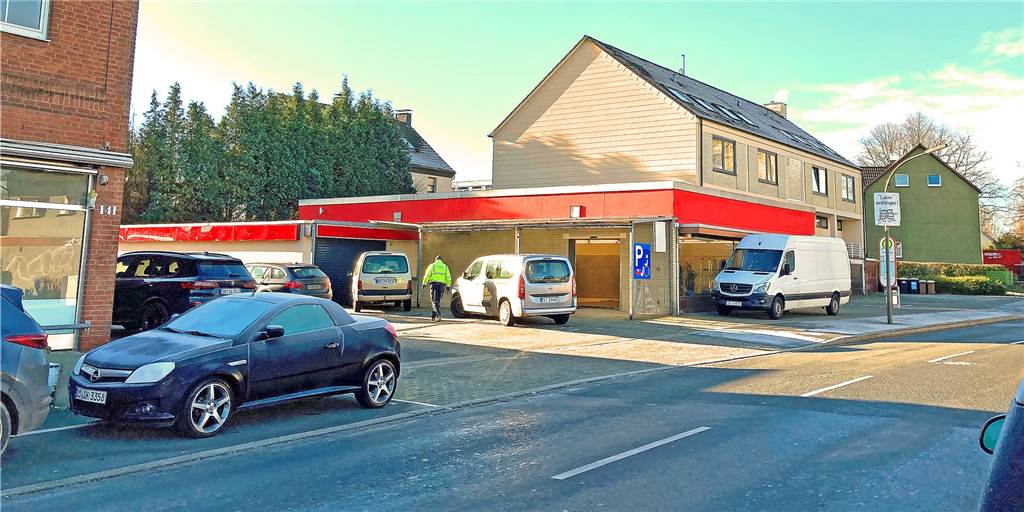 Ehemaliger Rewe-Getränkemarkt an der Overgünne hat neuen Mieter Es kommt wieder Leben in den ehemaligen Rewe-Getränkemarkt an der Overgünne: Ende des Monats wollen die Handwerker hier fertig sein und Platz machen für den Nachmieter. Fotos von der Baustelle durften am Dienstag nicht gemacht werden.