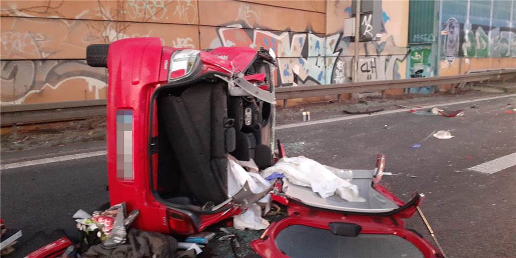 Auto überschlagen: Video zeigt Spuren des schweren Unfalls auf der B236