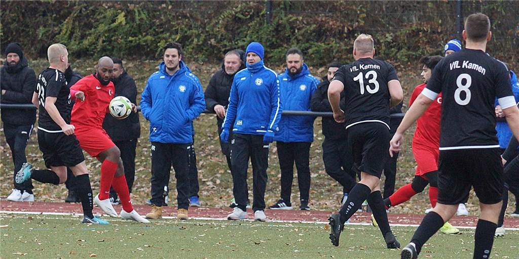 VfL Kamen II landet Super-Coup: Offensiv-Dribbler kommt Trainer Alexander Hennig vom VfL Kamen II (Mitte) freut sich über Verstärkung in der Offensive.