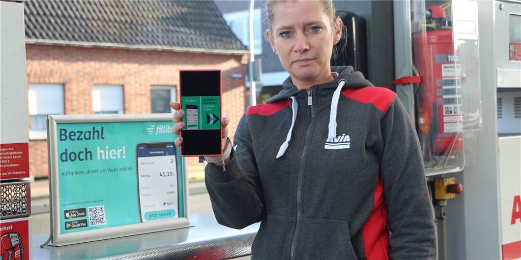 Tanken mit der App ist für viele Autofahrer in Stadtlohn noch Neuland Stefanie Exter, Pächterin der Avia-Tankstelle in Stadtlohn, zeigt die Tank-App.