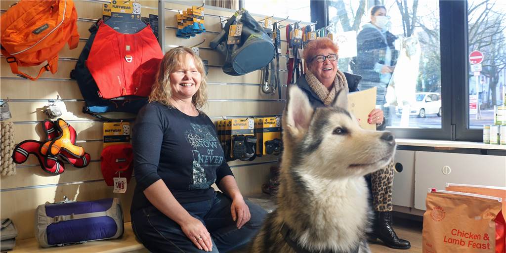 Neues Geschäft „The Working Dog“ in Werne bietet alles für den Hund(esport) Ein Leerstand weniger: Silvia und Daniel Rohn haben mit „The Working Dog“ ein Fachgeschäft für Hunde und den Hundesport in Werne eröffnet. Für die Vermittlung sorgte Immobilienmaklerin Kornelia Nordhoff (r).