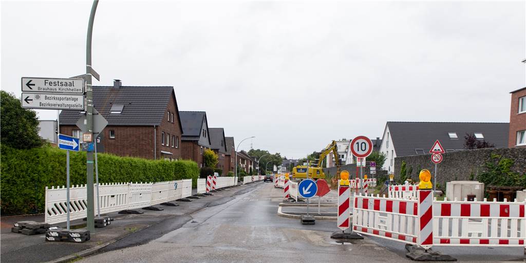 Bezirksvertretung ist mit den Plänen zur Hackfurthstraße unzufrieden Erst im vergangenen Jahr wurden die Kanalbauarbeiten an der Hackfurthstraße durchgeführt. Auch in diesem Jahr ist wieder mit erheblichen Verkehrseinschränkungen auf der Strecke zu rechnen.