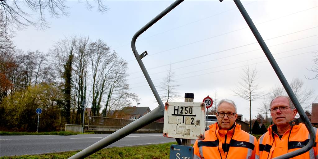 Der Ahauser Bauhofleiter Bernd Sundermann (l.) und Bauhofmitarbeiter Heinrich Reimering (r.) an dem gestohlenen Ortseingangsschild an der Hamalandstraße in Wessum.