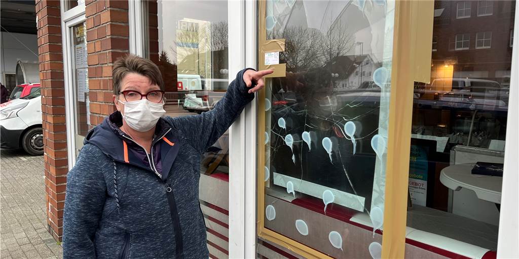 Nach Vandalismus: Karin Kerchel (59) eröffnet Brackeler Imbiss wieder Inhaberin Kerstin Kerchel zeigt auf die notdürftig reparierte Scheibe ihrer Imbissbude "Currywurst and more" in Dortmund-Brackel.