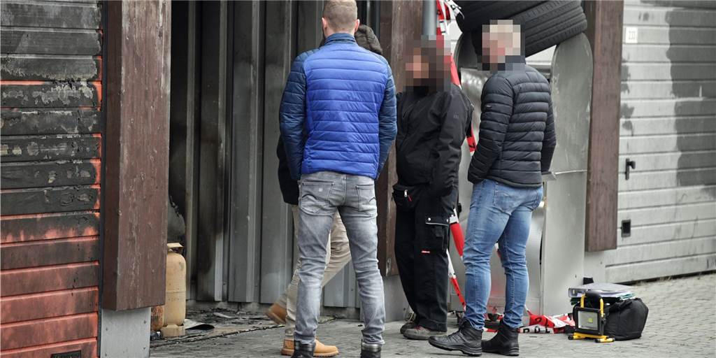 Polizei hat nach Feuer in Lünen noch keine Klarheit zur Ursache Beamte der Kriminalpolizei und Mitarbeiter einer Firma für Brandursachenanalyse untersuchten am Mittwoch den Brandort an der Wethmarheide.