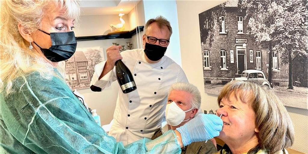 Erst testen, dann essen: Dortmunds Gastronomie reagiert auf 2G-Plus Gastronom Günther Overkamp (2.v.l.) hat eine Teststelle im Haus – schon seit Oktober.