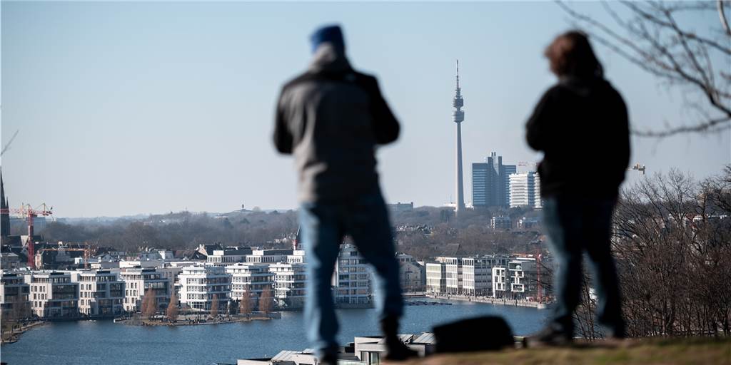 Wächst Dortmund - oder schrumpft es? Stadt nennt neue Zahlen Passanten auf dem Kaiserberg am Phoenix-See.