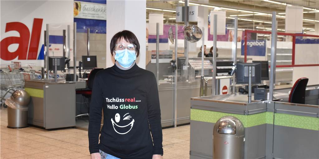 Die Mitarbeiterinnen trugen am letzten Tag und schon seit Anfang des Jahres dieses T-Shirt im Dienst: "Tschüss Real - Hallo Globus!"