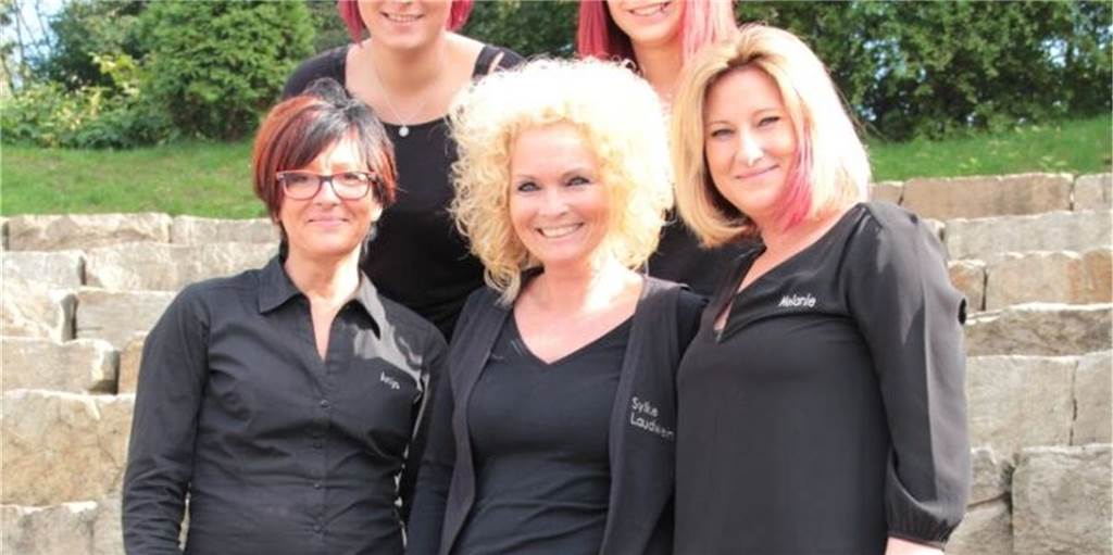 Friseur, Arzt, Bestatter: Das wurde aus Castrop-Rauxels Schlecker-Filialen Sylke Laudwein (Mitte) und ihr Team arbeiten in der ehemaligen Schlecker-Filiale in Habinghorst im Friseursalon.