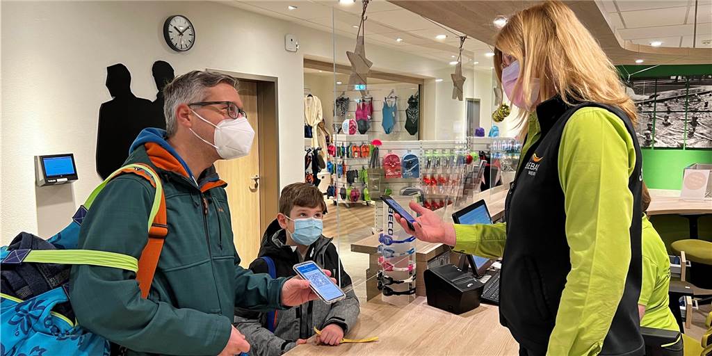 „Ich habe mich geirrt“: Solebad-Chef überrascht über Besucherzahlen trotz 2G-Plus Neue Besuchsregeln im Solebad Werne: Am Eingang müssen Gäste, die drei Mal geimpft sind, keinen Testnachweis mehr vorzeigen. Der Impfausweis genügt.