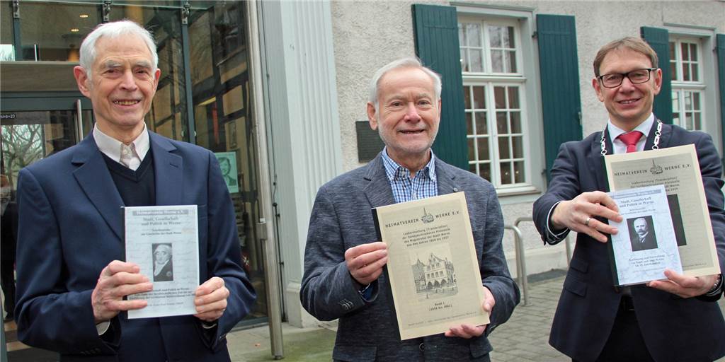 Kulturpreis Werne verliehen: Historische Arbeiten helfen Schülern und Familien Die beiden Preisträger Dr. Franz-Josef Schulte-Althoff (l.) und Josef Funhoff jeweils mit ihren Arbeiten und Bürgermeister Lothar Christ (r.).
