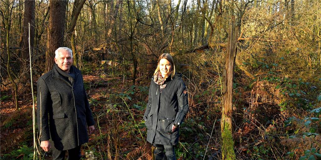 Klimaforum lädt zu Spaziergang: Welche Folgen hat Neue Stever für Wald? Johanna Sissmann und Bürgermeister Wilhelm Sendermann haben klare Vorstellungen, wie sich der Wald entwickeln soll.