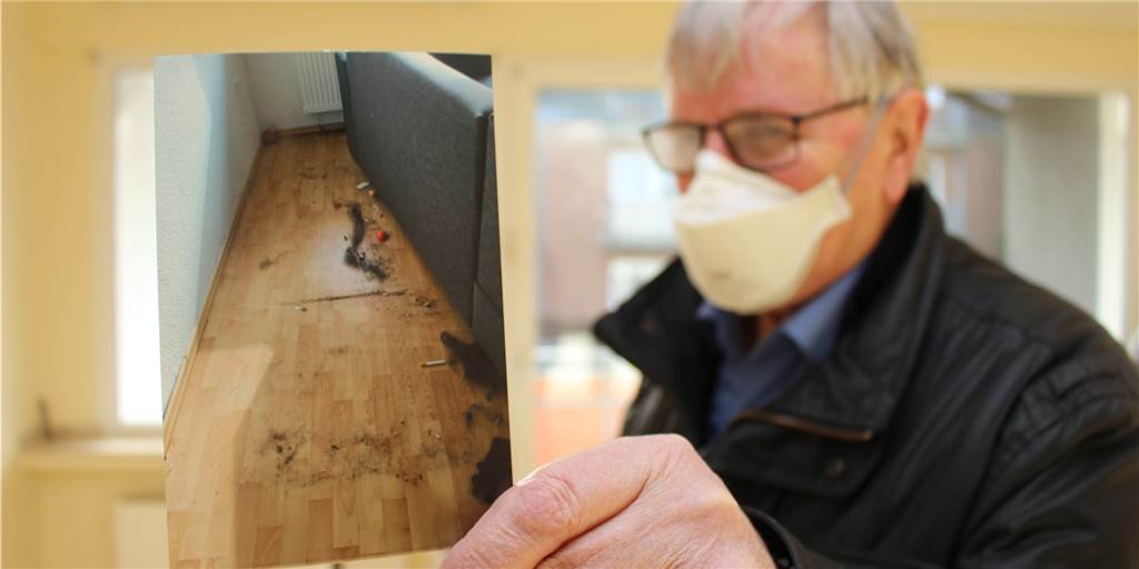 Messie-Mieterin ist weg: Vermieter Peter Podlech fehlen 2500 Euro Peter Podlech hat alles fotografiert. Im Wohnzimmer lagen klein Häufchen schwarzer Hundehaare herum.