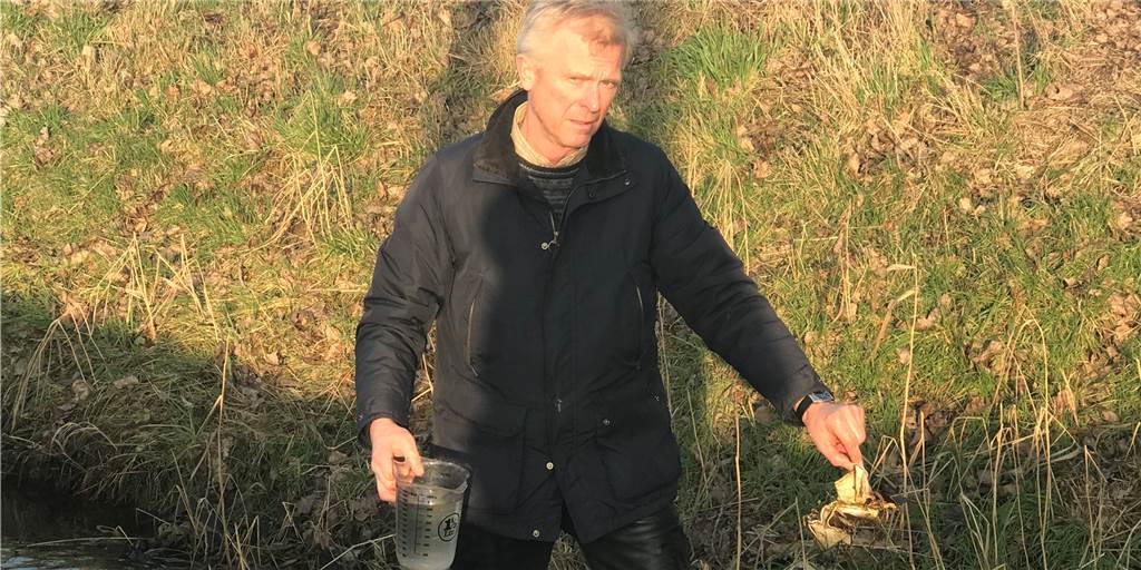 Verfärbung des Selmer Bachs: Das ist der Grund für das trübe Wasser Hugo Brentrup hat neben glasklarem Wasser im Selmer Bach auch eine Aluminiumdose entdeckt.