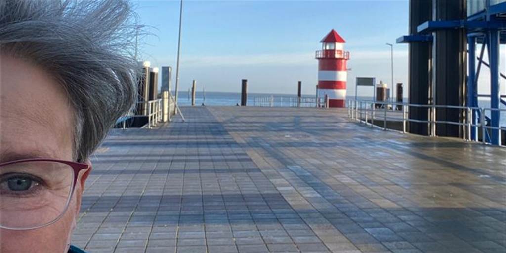Susanne J. (58) und Long Covid: „Ich bin einfach nicht mehr belastbar“ Susanne J. (58) ist jetzt auf der Nordsee-Insel Föhr. Sie sich dort von ihrer Long-Covid-Erkrankung erholen. Bei uns schildert sie, was ihre Infektion vor über einem Jahr bis heute für sie bedeutet.