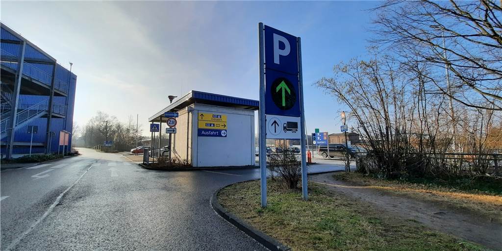Abstrich bei Ikea: Im Indupark in Dortmund eröffnet eine neue Teststelle Auf dem Parkdeck von Ikea werden bald Schnelltests gemacht.