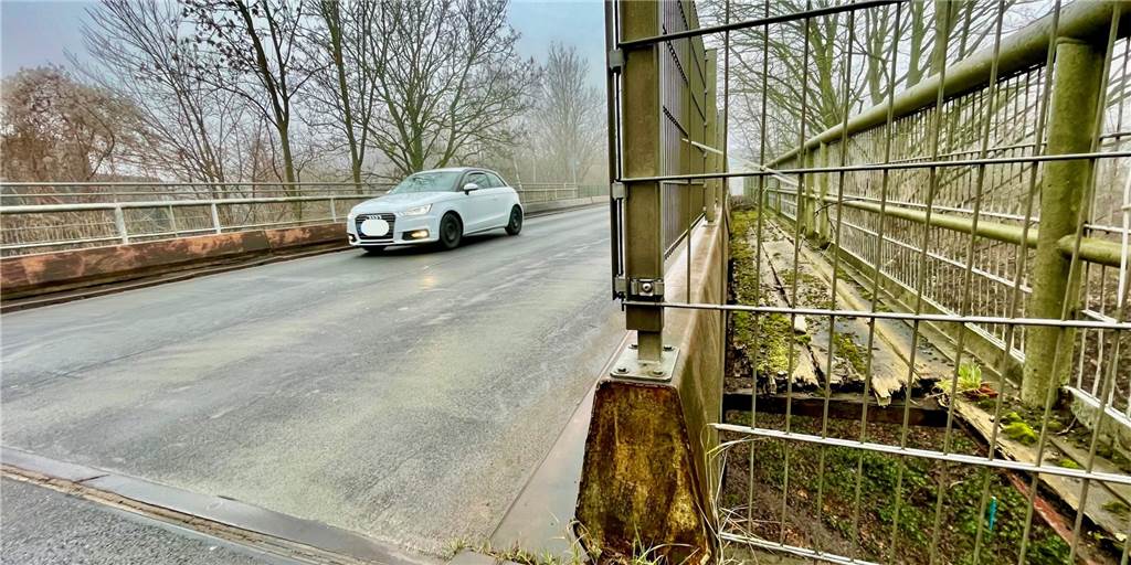 Schon lange marode: Jetzt soll die Brücke an der Straße „Am Remberg“ erneuert werden. Das hat Folgen für den Verkehr.
