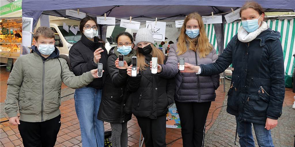Tasten statt Touchscreen: Halterner Realschüler finden alte Handys „voll cool“ Schülerinnen und Schüler der 7b der Realschule sammelten auf dem Markt alte Handys, v.l.: Lennart, Danah, Nada, Edyta, Greta und Lehrerin Claudia Frydyada de Piotrowski.