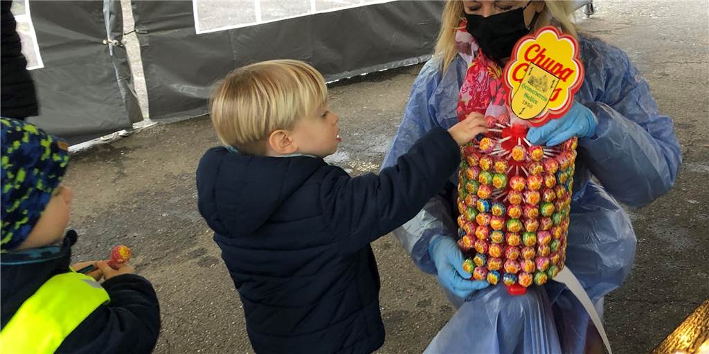 Test-Lolli statt Lolli-Test: Happy End nach Diebstahl am Testzentrum Der neue Lolli-Ständer am Gahlener Testzentrum von Birgit Tersek kam bei den Zwillingen Thilo (l.) und Matthis gut an. Gespendet hatte die Lollis der Heimatverein Gahlen.