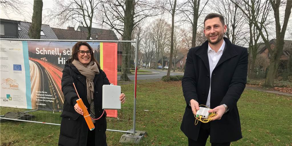 Schnelles Internet für Selm: Glasfasernetz in Selm in Betrieb genommen Sandra Sonnack und Markus Droste von Westenergie halten ein Optical Network Terminal (ONT) und einen Kasten der Abschlusspunktline (APL), die für schnelles Internet notwendig sind.