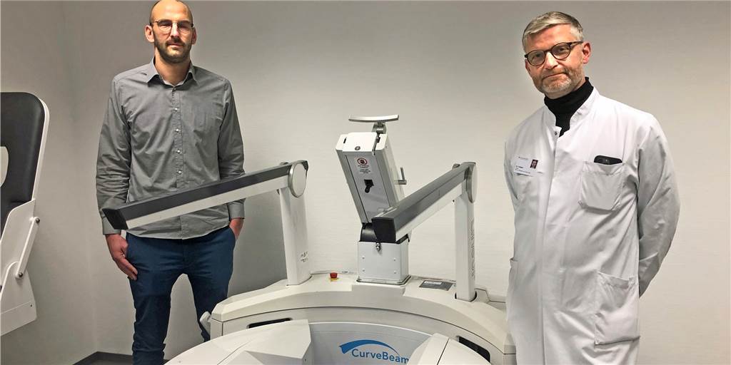 Fuß- und Handchirurgie am Rochus: 3D-Tomograph bedeutet Quantensprung Dr. Arne Scheffer, Standortleiter von MVZ Prof. Dr. Uhlenbrock in Castrop-Rauxel, und Dr. Uwe Klapper, Chefarzt am St.-Rochus-Hospital, sind begeistert von den Möglichkeiten der digitalen Volumentomographie.