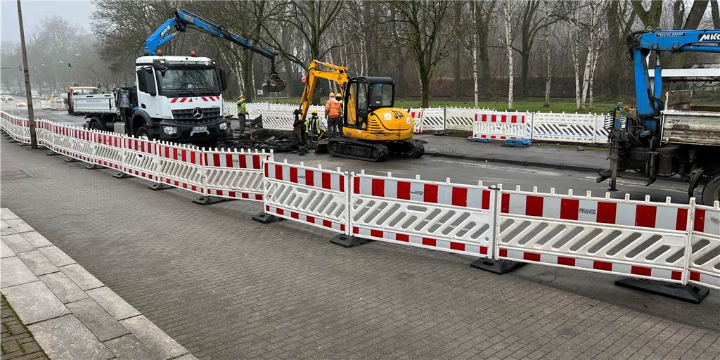 Lindenhorster Straße nach Rohrbruch gesperrt: So geht es jetzt weiter Großräumig ist der Bereich um den Rohrbruch auf der Lindenhorster Straße in Dortmund abgesperrt.