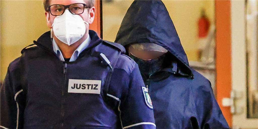 Auslieferung des Mörders von Nicole Schalla (†16) dauert noch wochenlang Ein Justiz-Mitarbeiter begleitete den inzwischen verurteilten Angeklagten zum Verhandlungstermin im Landgericht Dortmund.