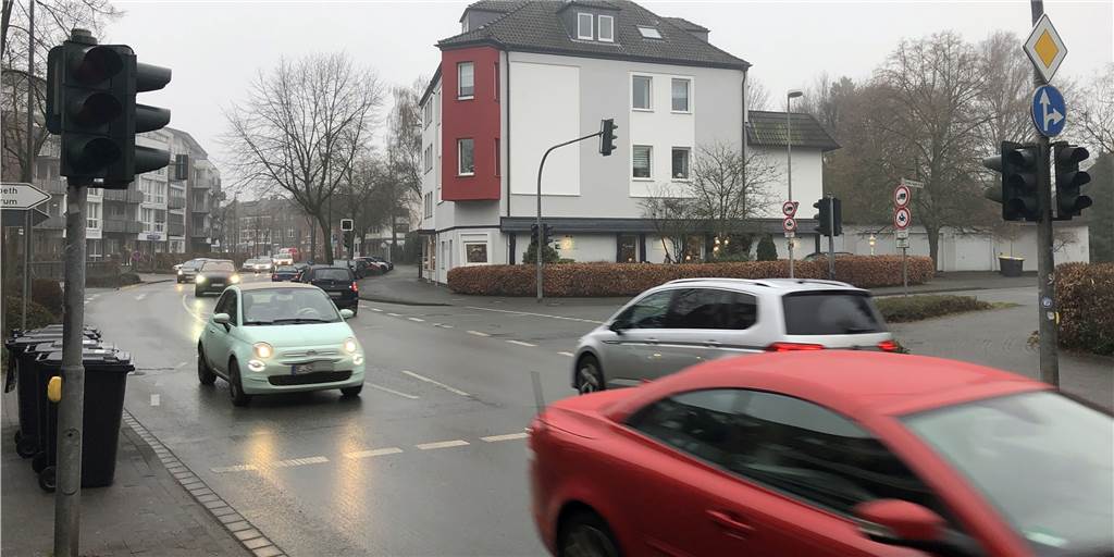 Ampel an viel befahrener Kreuzung in Dorsten seit vielen Tagen defekt Die Ampelanlage an der unübersichtlichen Kreuzung Gahlener Straße/Clemens-August-Straße/Am Schölzbach ist schon seit Tagen außer Betrieb.