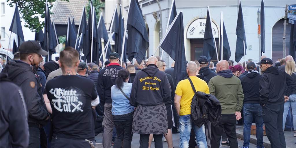 Termin für Neonazi-Beerdigung steht: Stadt und Polizei erwarten viele Teilnehmer Eine Szene der Trauer-Veranstaltung für den Neonazi Siegfried Borchardt im Oktober.