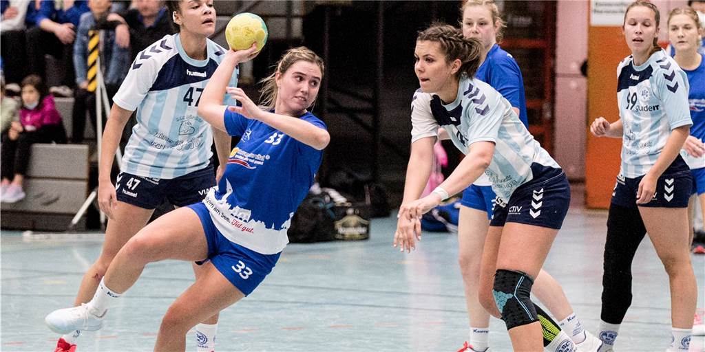 Corona-Unterbrechung sorgt für kurioses Novum beim HSC Haltern-Sythen Linda Berg (l.) und die Verbandsliga-Damen des HSC Haltern-Sythen haben gerade erst ihr erstes Ligaspiel 2022 bestritten, da haben sie schon wieder Pause - unfreiwillig.