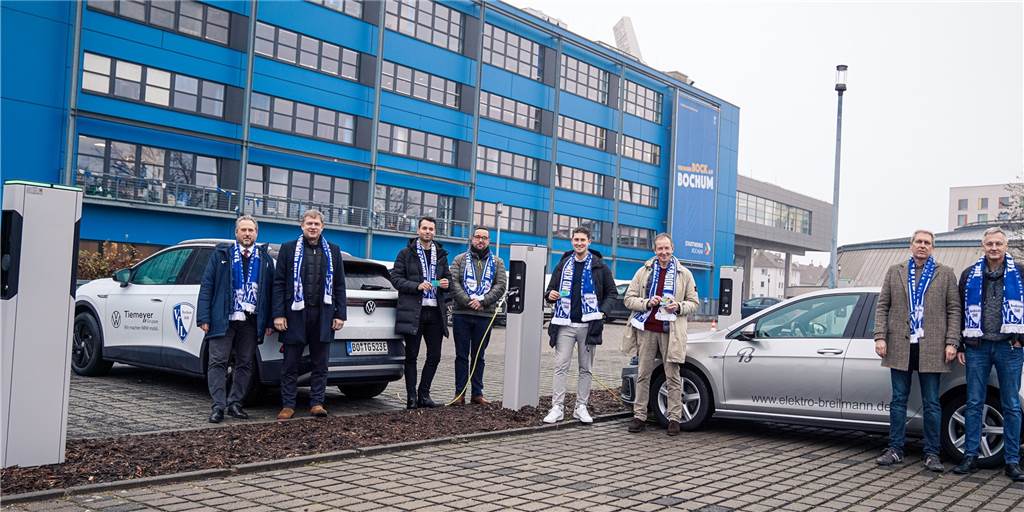 Castrop-Rauxeler Unternehmen elektrifiziert den VfL Bochum Die Vertreter des VfL Bochum zusammen mit ihrem Castrop-Rauxeler Partner Prof. Dr. Ulrich Breilmann am Parkplatz am Vonovia-Ruhrstadion.