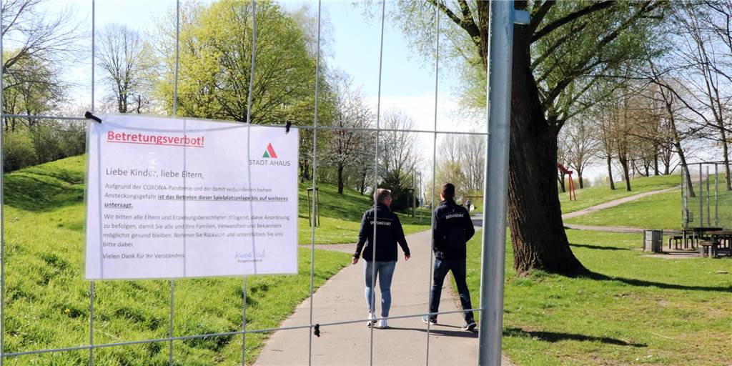 Corona-Verstöße bringen 33.000 Euro in die Ahauser Stadtkasse Mitarbeiter des Ahauser Ordnungsamtes bei einem Kontrollgang im letzten Frühjahr 2021