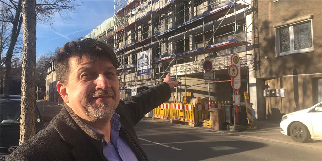 Neubau nahe dem Phoenix-See: Es werden „Schwarm-Anleger“ gesucht Dimitrij Vaisband, Geschäftsführer des Dortmunder Bauträgers und Projektentwicklers GLD, zeigt auf das Wohnbauprojekt an der Weingartenstraße in Hörde. Es entstehen 12 Eigentumswohnungen. Zur Finanzierung werden aktuell Eigenkapitalgeber gesucht. Bei diesem so genannten Crowd-Investment (Schwarmfinanzierung) wird eine Rendite von 7,5 Prozent versprochen.