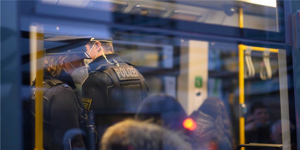 61-jähriger Mann befriedigt sich im Zug vor 19-jähriger Schwerterin Dank der guten Beschreibung der 19-jährigen Schwerterin kam es wie auf diesem Symbolfoto noch zu einem Polizeieinsatz mit einer vorläufigen Festnahme im Zug.