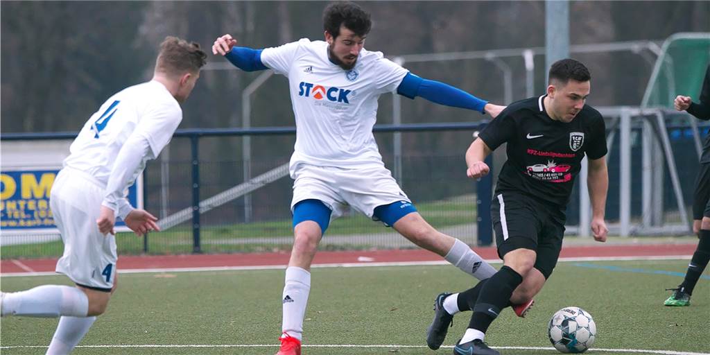 Niederlagen für Halterner Kreisligisten - „Zweite Halbzeit war teilweise desolat“ Jens Quinkenstein (M.) und der ETuS Haltern waren am Sonntag, 16. Januar, bei Bezirksligist FC Marl im Einsatz.
