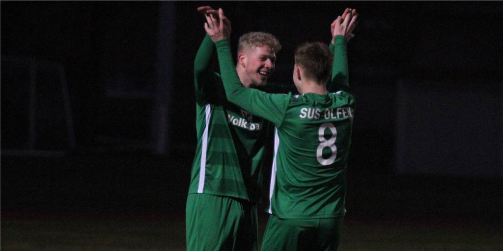SuS Olfen schlägt U19-Westfalenligisten und „hätte fünf Tore schießen müssen“ Tim Kortenbusch (hinten) und Florian Olbrich (vorne) ragten beim SuS Olfen heraus.