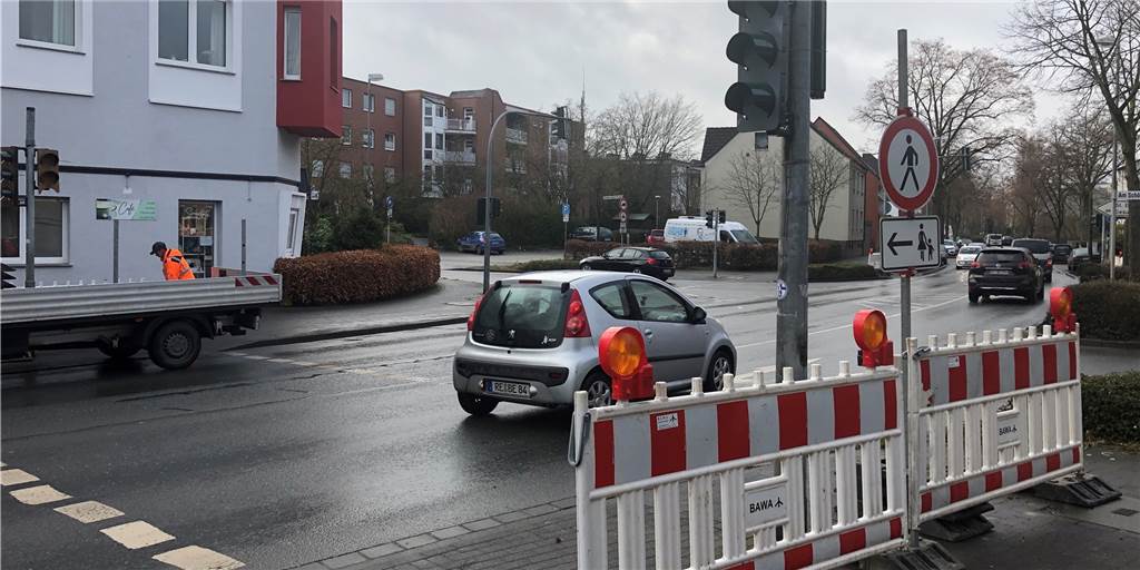 An defekter Ampel in Dorsten: Übergang gesperrt, Umwege für Fußgänger Da die Ampelanlage an der Gahlener Straße auch in den nächsten Tagen noch defekt sein wird, hat Straßen.NRW in Abstimmung mit der Stadt den dortigen Fußgängerüberweg gesperrt.