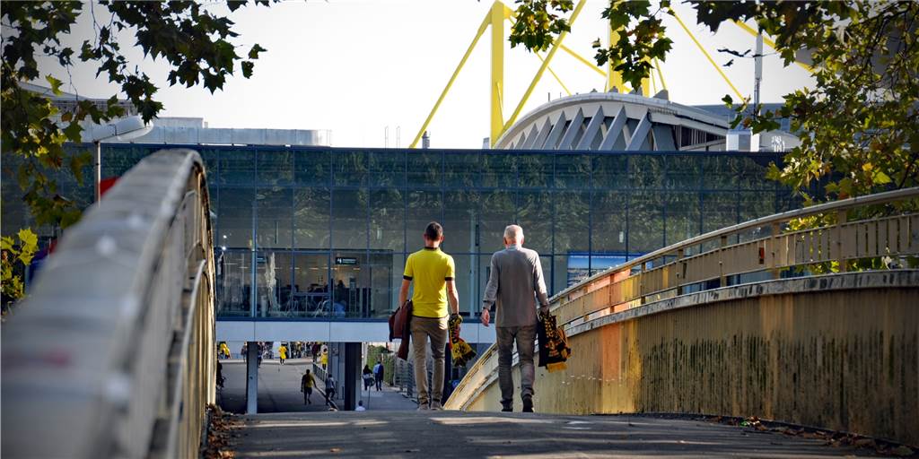 Vor Abriss der „BVB-Brücke“: Bäume an der B1 werden gefällt Die alte Bogenbrücke über die B1 an den Westfalenhallen soll durch einen Neubau ersetzt werden. Jetzt starten die ersten Arbeiten an den beiden Enden. (Archiv)