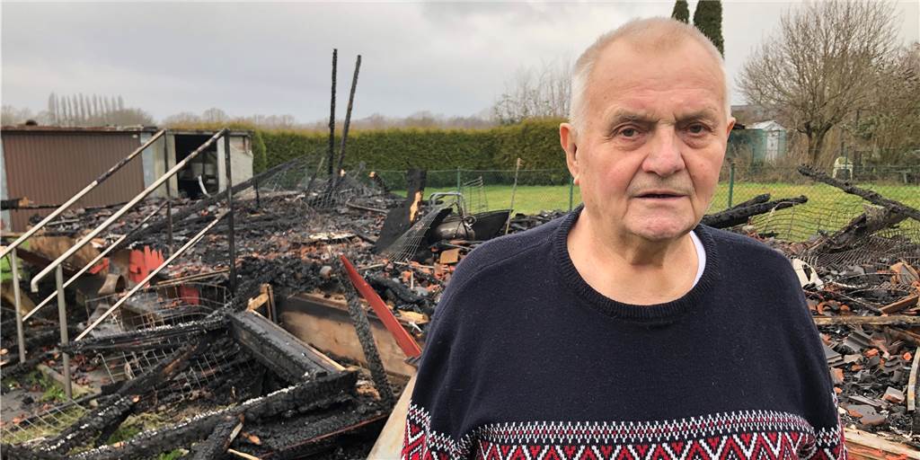 76 Tauben sterben den Flammentod: Lebenswerk von Hans Goronz (80) zerstört Hans Goronz steht vor dem ausgebrannten Taubenschlag in seinem Garten an der Flughafenstraße 580