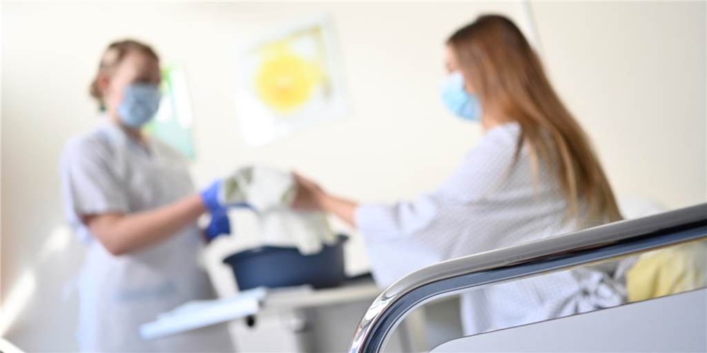 In einigen Krankenhaus-Stationen in Castrop-Rauxel gibt es Besuchsverbot Im EvK Castrop-Rauxel können Patienten in einigen Stationen zurzeit nicht besucht werden.