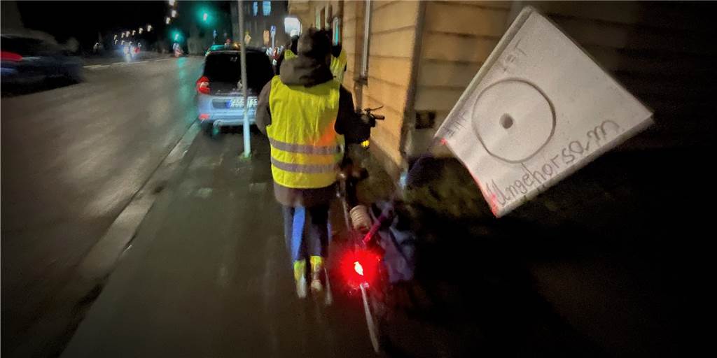 Dutzende Menschen klatschen bei Corona-Demo für kündigende Krankenschwester Dutzende Menschen klatschen bei Corona-Demo für kündigende Krankenschwester