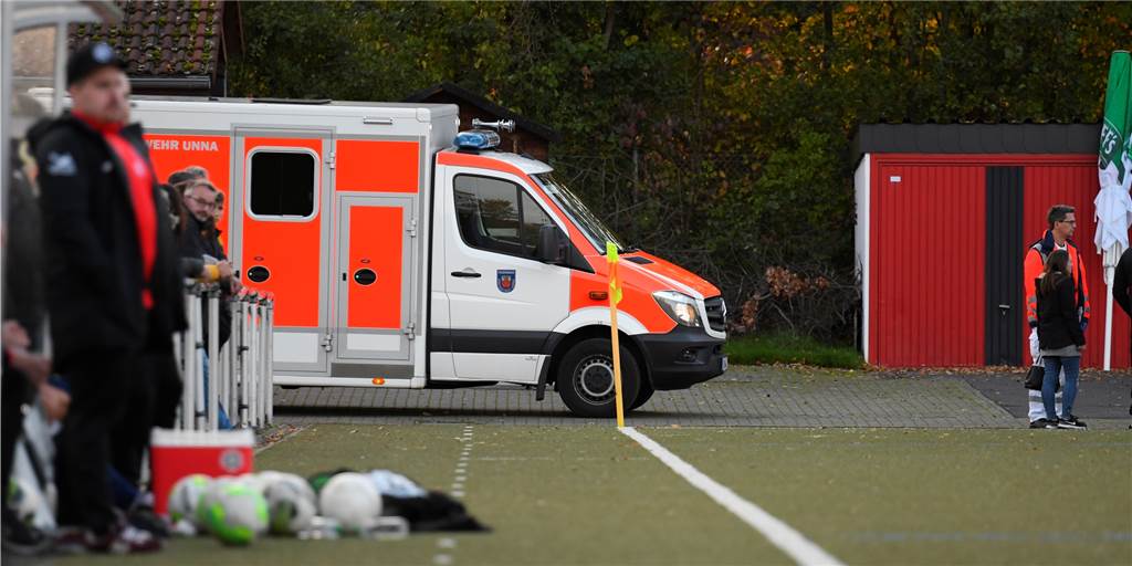 Spielabbruch in Dortmund: Eine Mannschaft hat plötzlich nicht mehr genug Spieler auf dem Platz Spielabbruch in Dortmund: Eine Mannschaft hat plötzlich nicht mehr genug Spieler auf dem Platz